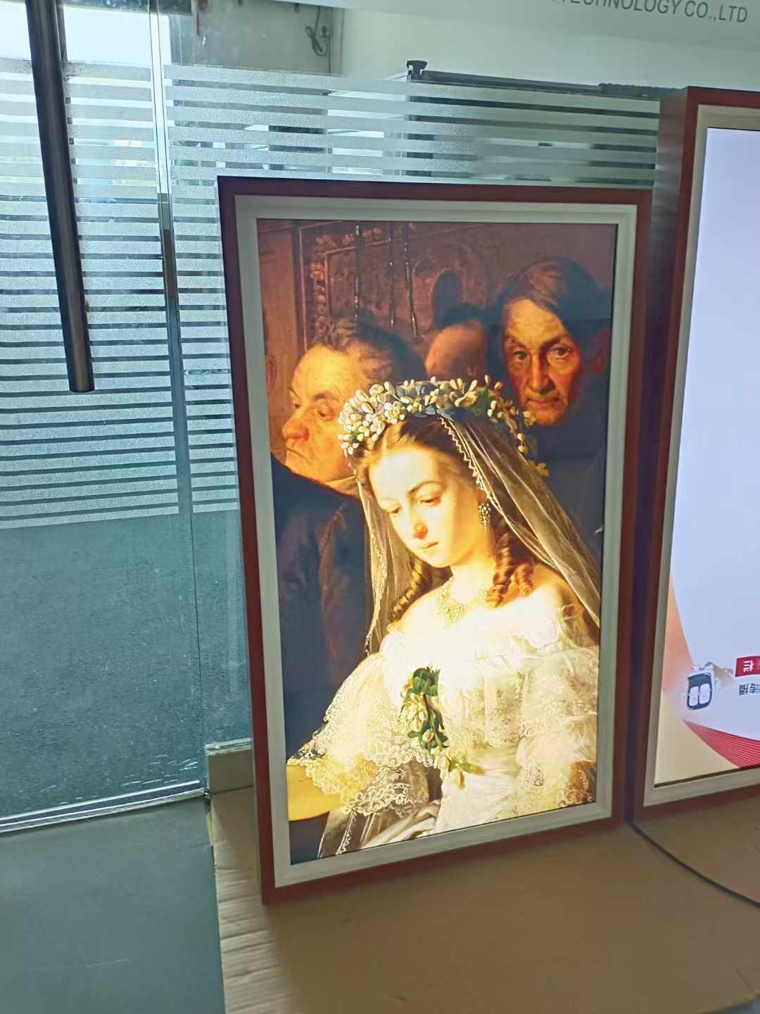 画框广告机：重塑展厅视觉体验，引领未来展示新风尚